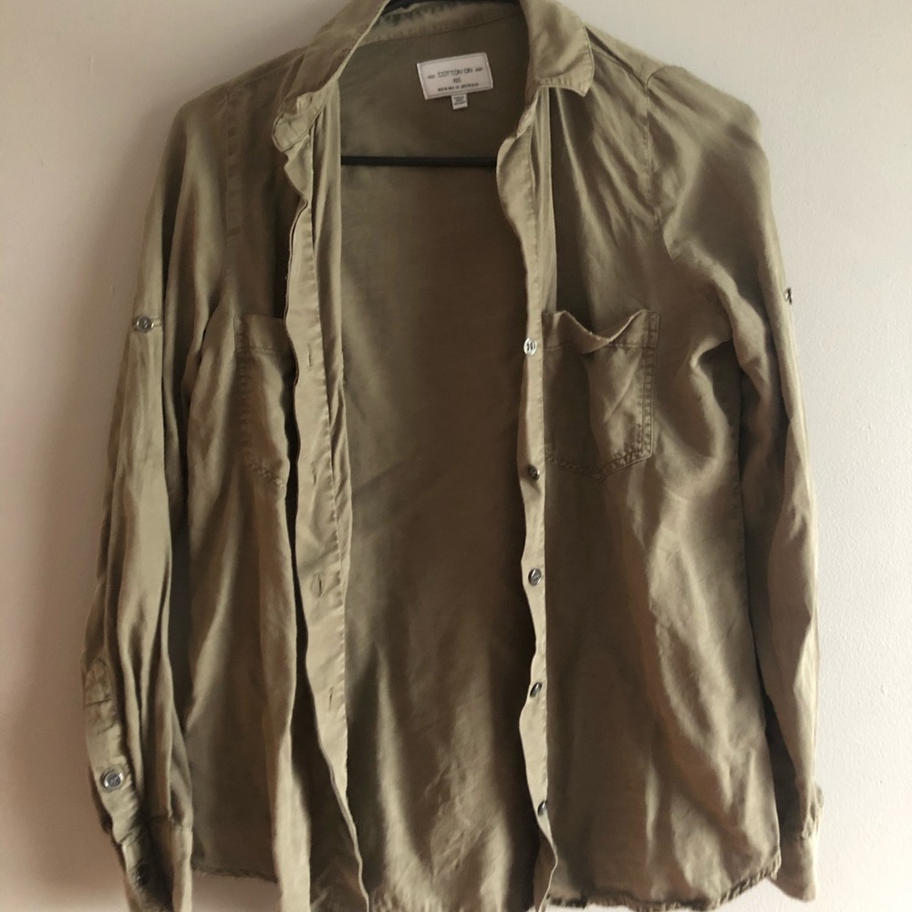 Army green fashionable jacket! *FITS LIKE A SMALL*